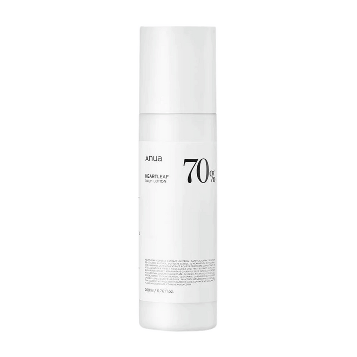 Une bouteille blanche avec un bouchon blanc avec Heartleaf 70% Daily Lotion sur fond blanc, de Anua.