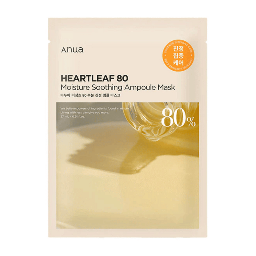 L'emballage de Anua Heartleaf 80 Moisture Soothing Ampoule Mask montre un liquide épais et doré qui goutte sur une surface, avec une étiquette claire indiquant 80% d'ingrédient principal. Le design est minimaliste avec des couleurs neutres.