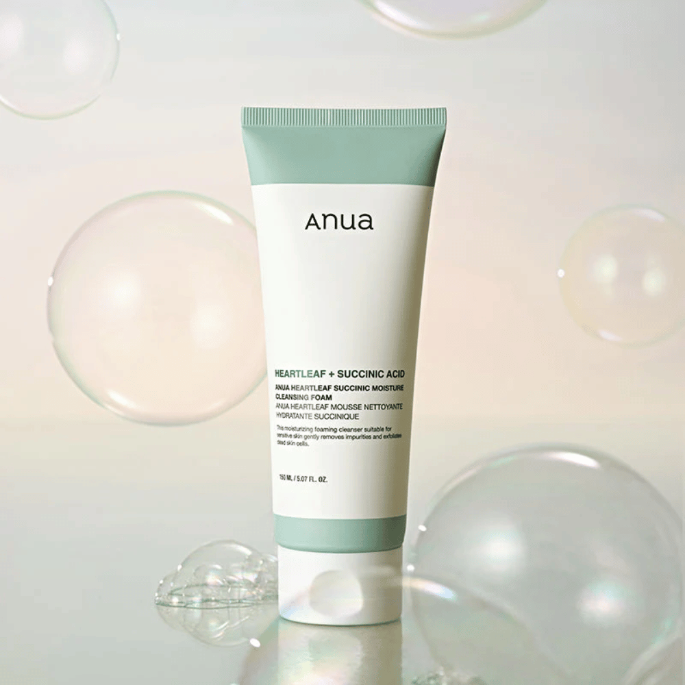 Image du produit Anua Heartleaf + Succinic Acid Moisture Cleansing Foam entouré de bulles transparentes. L’image renforce la sensation d’un nettoyage doux, de fraîcheur et d’une mousse légère et aérienne.