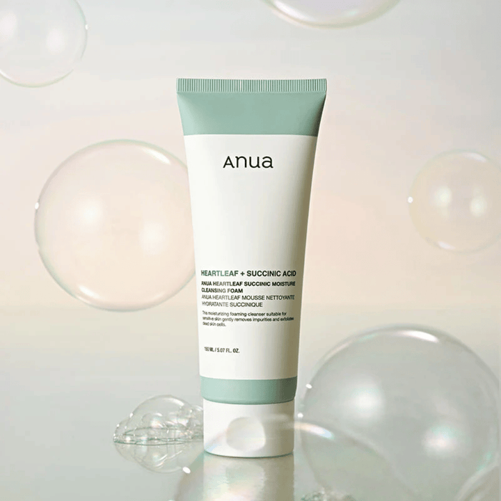 Image du produit Anua Heartleaf + Succinic Acid Moisture Cleansing Foam entouré de bulles transparentes. L’image renforce la sensation d’un nettoyage doux, de fraîcheur et d’une mousse légère et aérienne.
