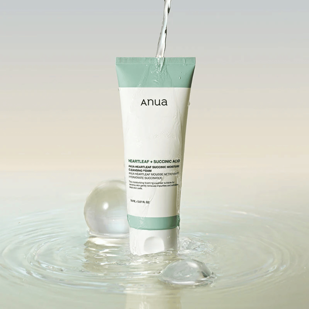 Image du produit où le nettoyant est entouré d’eau ruisselante et de gouttes d’eau. L’image communique une expérience de nettoyage fraîche, hydratante et douce, mettant l’accent sur la pureté et l’hydratation.