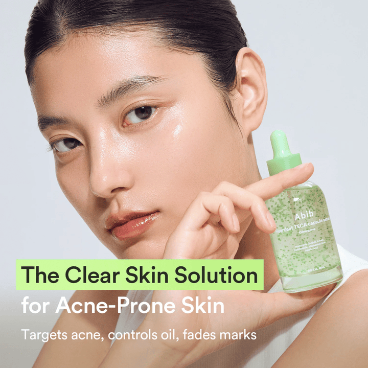 Image promotionnelle avec un modèle tenant Abib Heartleaf TECA Capsule Serum accompagnée d’un texte sur une peau plus nette pour les peaux à tendance acnéique et le contrôle de l’excès de sébum.