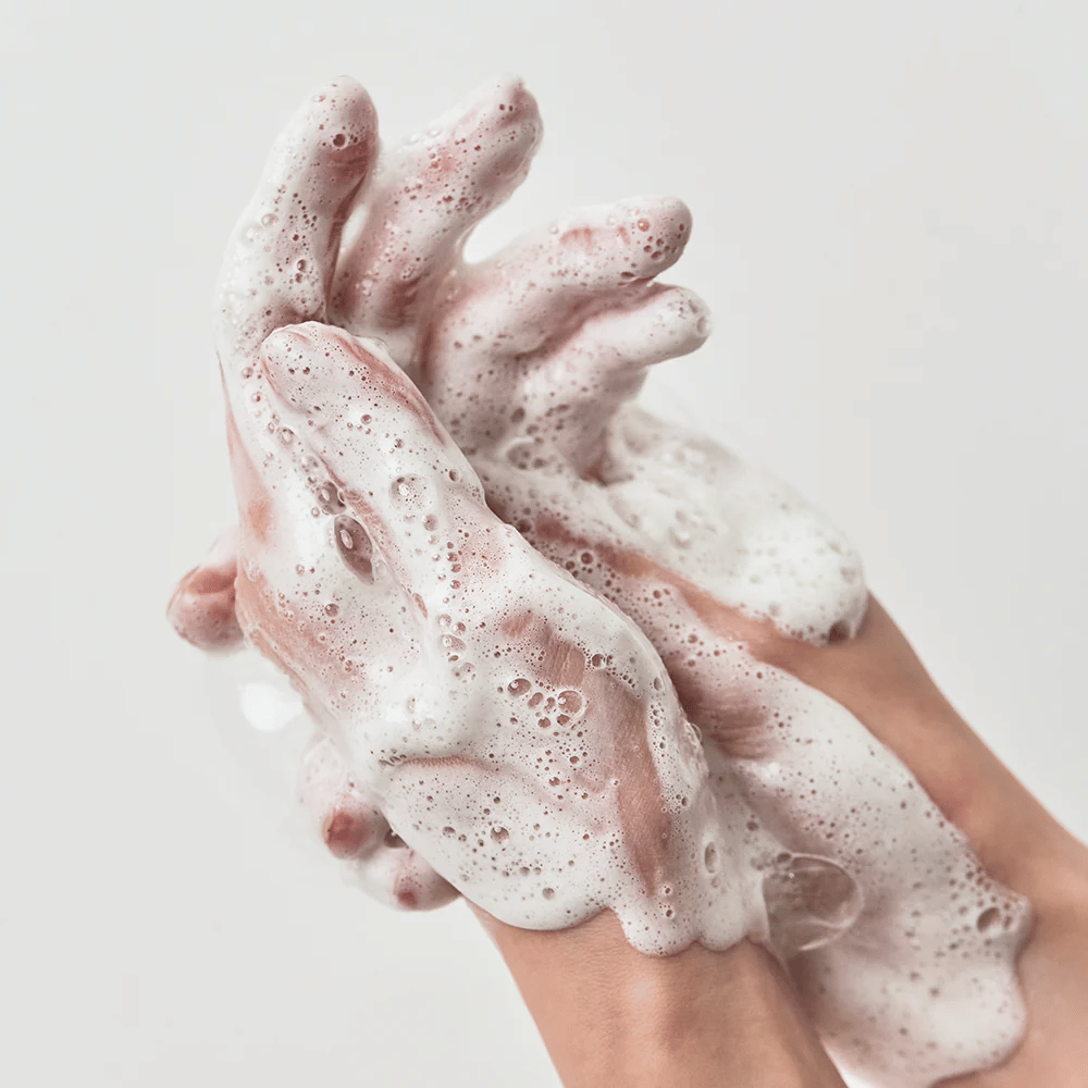 Heartleaf Succinic Moisture Cleansing Foam nettoie efficacement tout en hydratant la peau. Avec des extraits apaisants de feuille de cœur, il est idéal pour les peaux sensibles. Crée une mousse riche qui élimine les saletés et les impuretés sans perturber l'équilibre naturel d'hydratation de la peau.