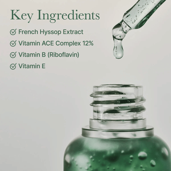Gros plan sur le flacon de sérum avec pipette et texte sur les ingrédients clés tels que l'extrait d'hysope, le complexe vitaminé ACE et la vitamine E.