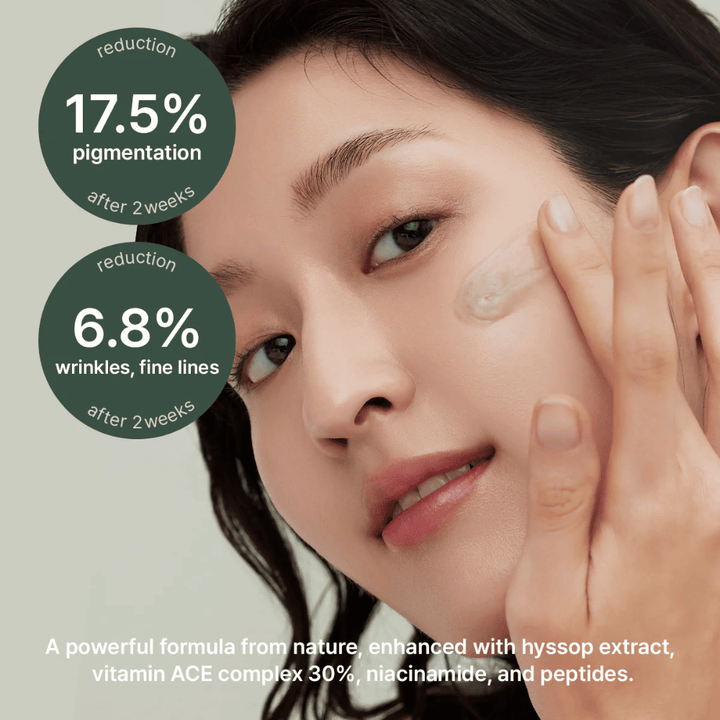 Une femme applique Arencia Holy Hyssop Serum 30 – sérum cliniquement testé qui réduit la pigmentation de 17,5 % et les ridules de 6,8 % en deux semaines.
