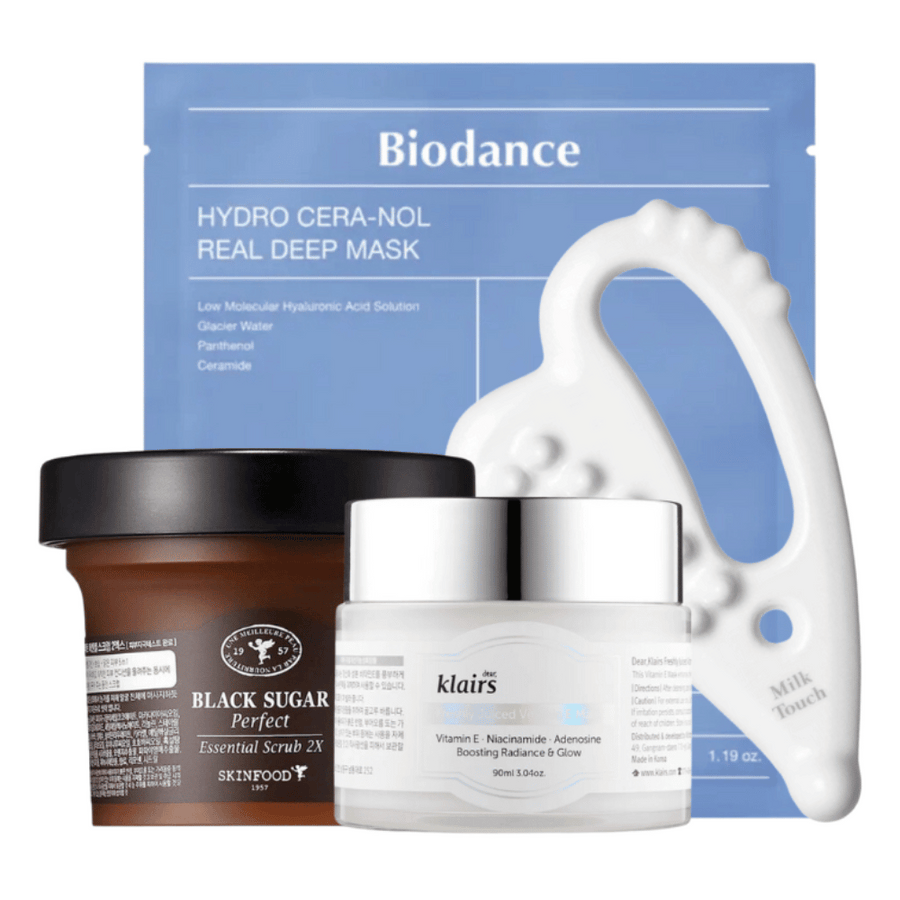 L'image montre une sélection de produits de soins de la peau, y compris un masque facial de Biodance, un pot avec Black Sugar Perfect Essential Scrub 2X de Skinfood, une crème de Dear, Klairs, et un outil blanc pour le massage du visage de Milk Touch.
