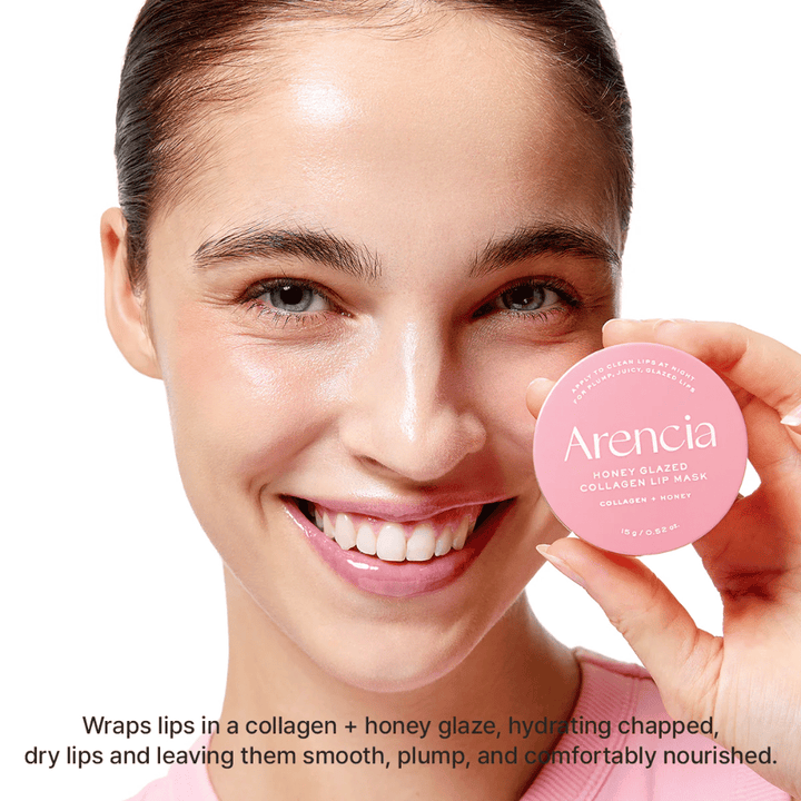Le modèle tient Arencia Honey Glazed Collagen Lip Mask et montre le résultat avec des lèvres brillantes, hydratées et plus pulpeuses. L’accent est mis sur le soin intense pour les lèvres sèches et gercées.