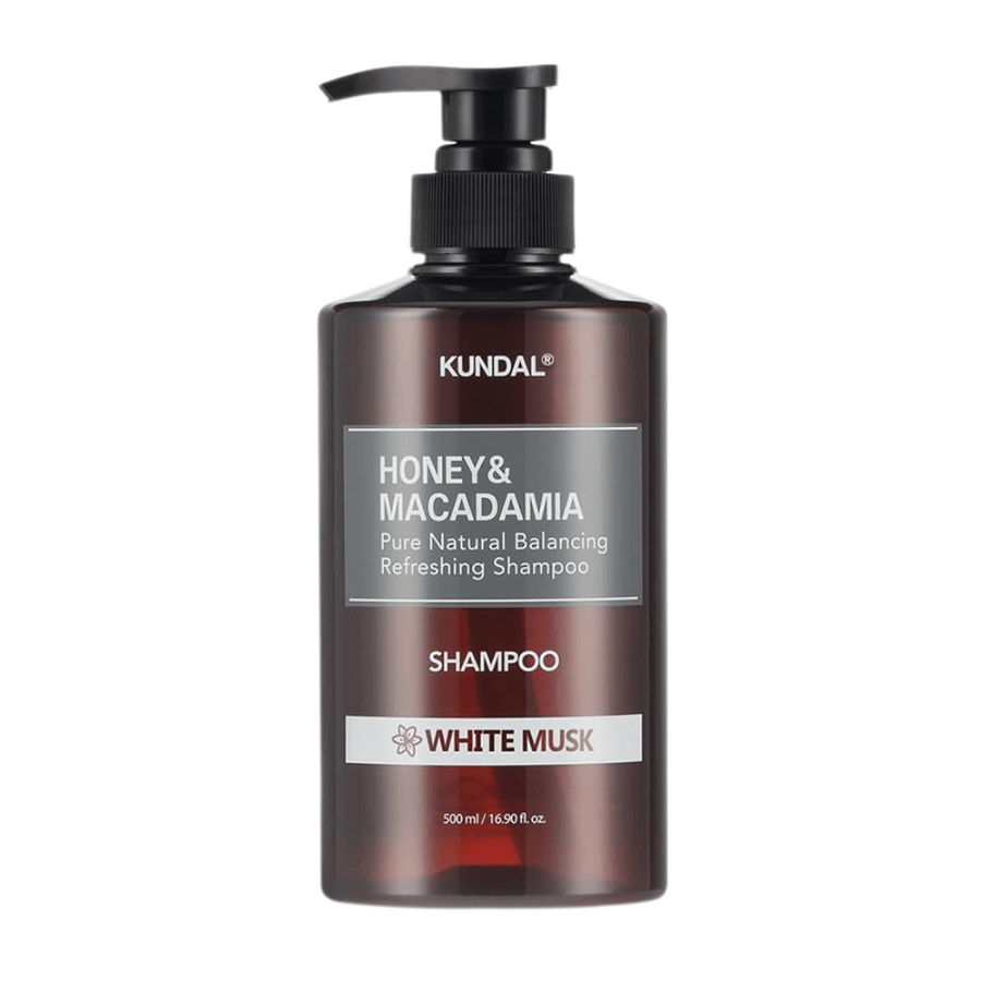 KUNDAL Honey & Macadamia Nature Shampoo White Musk dans une bouteille en plastique brun avec pompe, 500 ml.