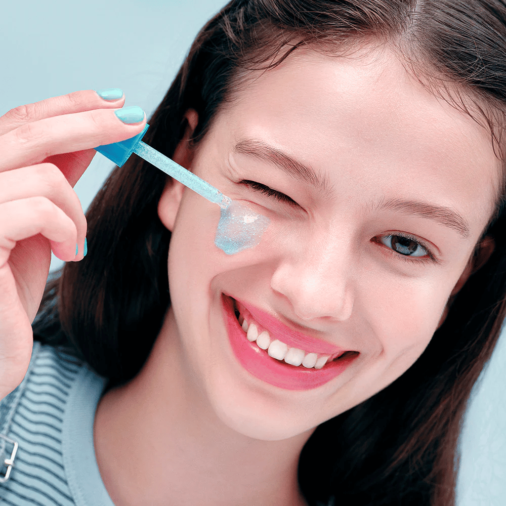 Application de EQUAL BERRY Hyaltoin Flooding Serum avec pipette – hydrate et donne de l'éclat