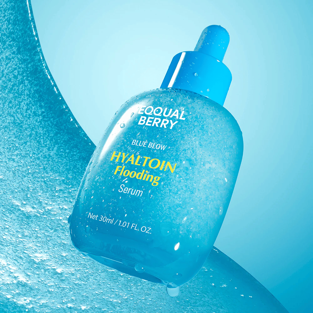 EQUAL BERRY Blue Blow Hyaltoin Flooding Serum 30 ml – sérum hydratant avec acide hyaluronique et effet apaisant, image produit avec texture aquatique