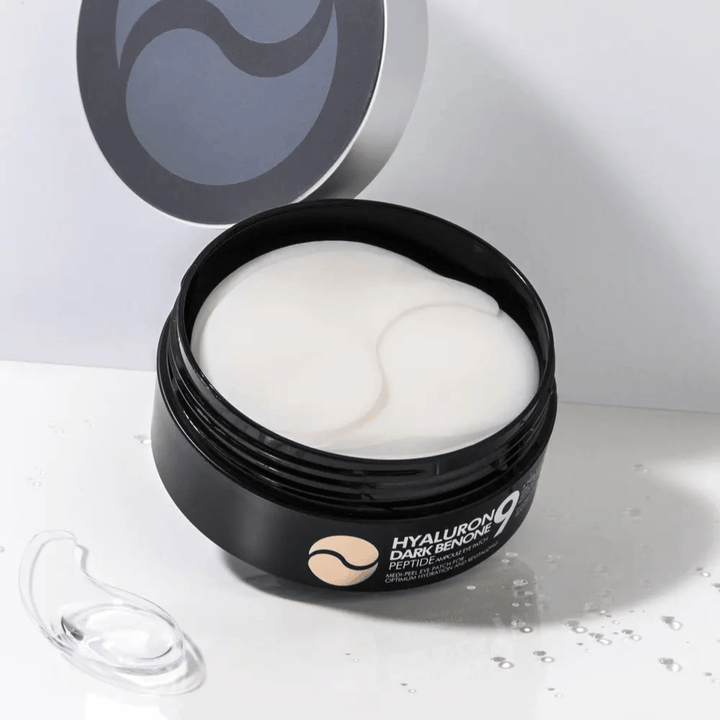Gros plan sur Hyaluron Dark Benone Peptide 9 Ampoule Eye Patch – patchs pour les yeux en hydrogel doux qui aident à hydrater, lisser et raviver la peau sous les yeux.
