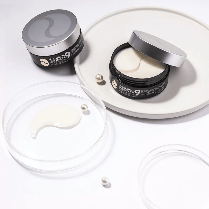 Hyaluron Dark Benone Peptide 9 Ampoule Eye Patch dans un pot ouvert avec des patchs hydrogel – masque pour les yeux intensément hydratant avec des peptides et de l'acide hyaluronique.