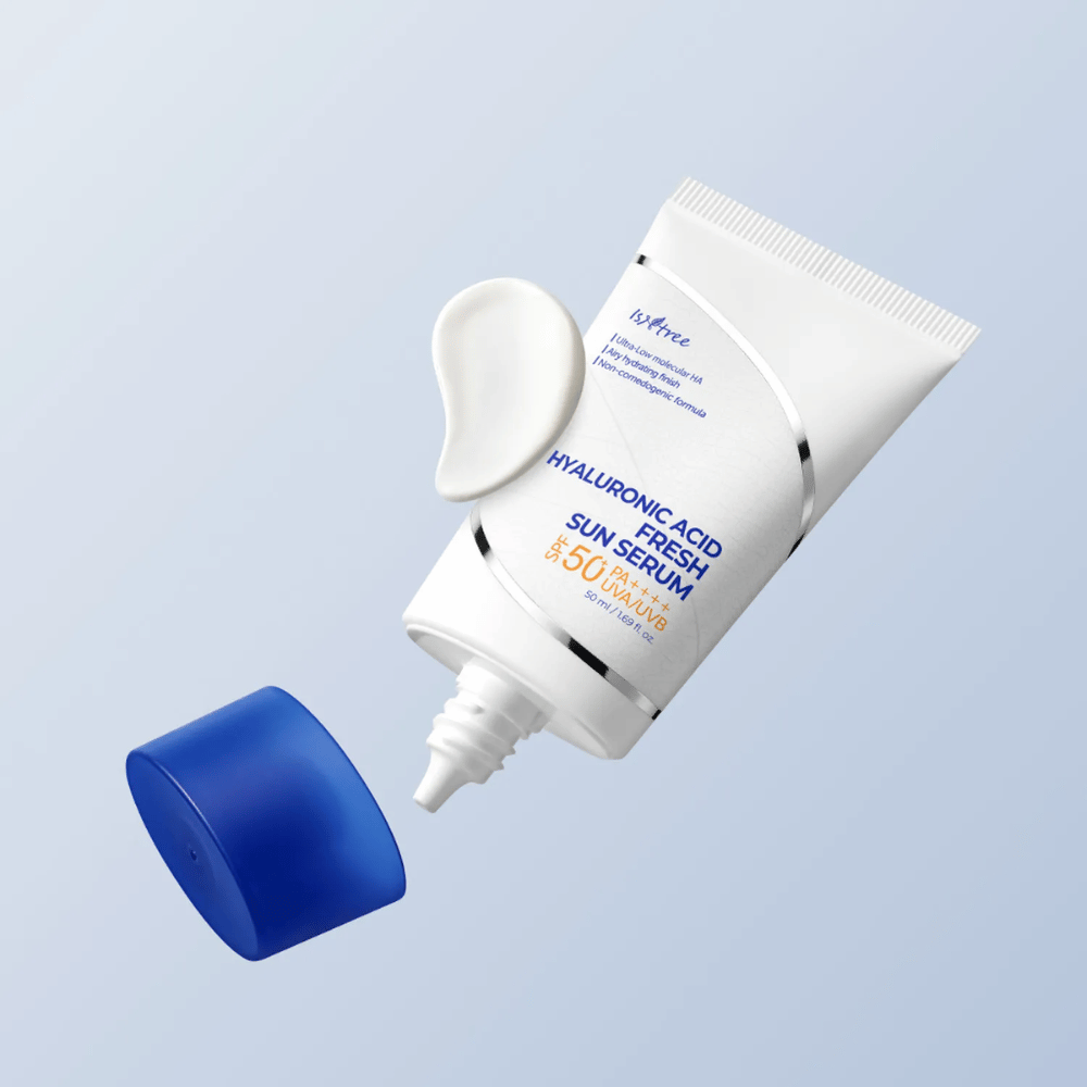 Isntree Hyaluronic Acid Fresh Sun Serum est un sérum solaire léger avec SPF50+ PA++++ qui protège contre les UVA/UVB tout en hydratant avec de l'acide hyaluronique. Parfait pour les peaux sensibles.