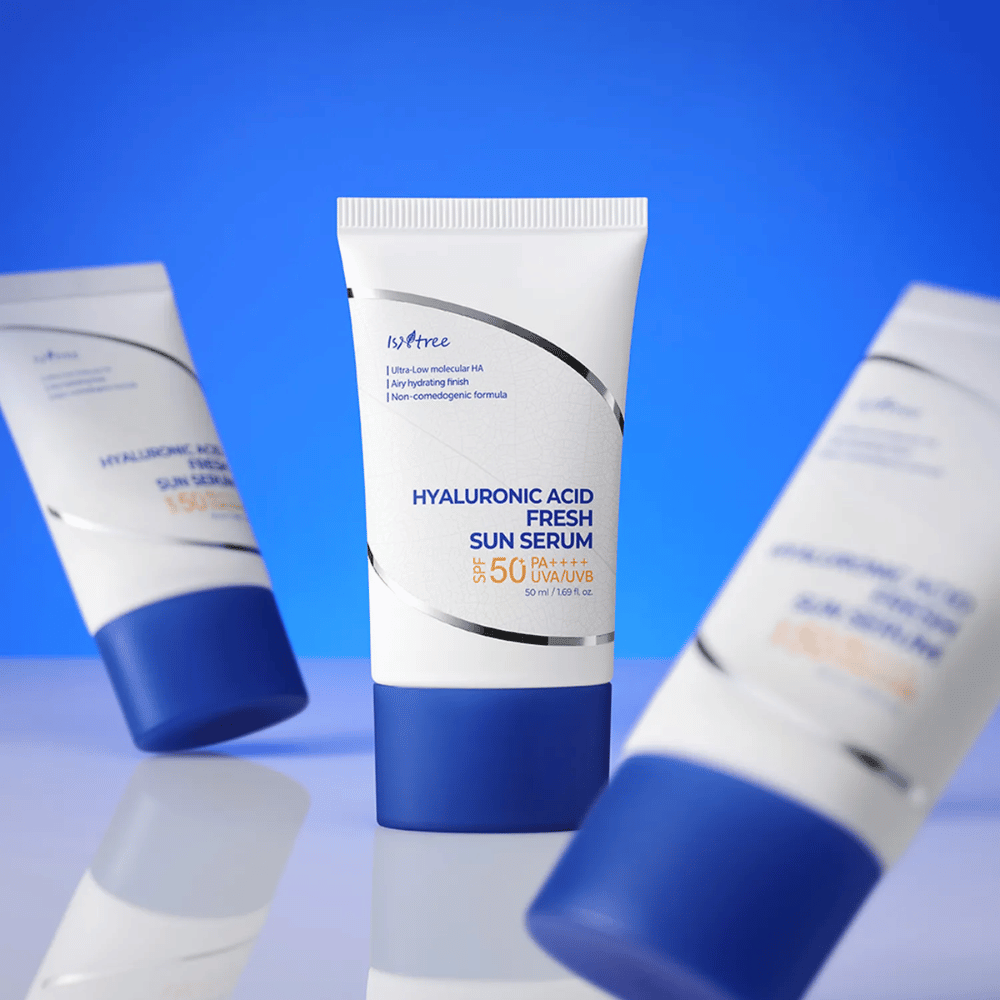 Isntree Hyaluronic Acid Fresh Sun Serum protège avec SPF50+ PA++++ tout en hydratant intensément avec de l'acide hyaluronique de différentes tailles moléculaires.