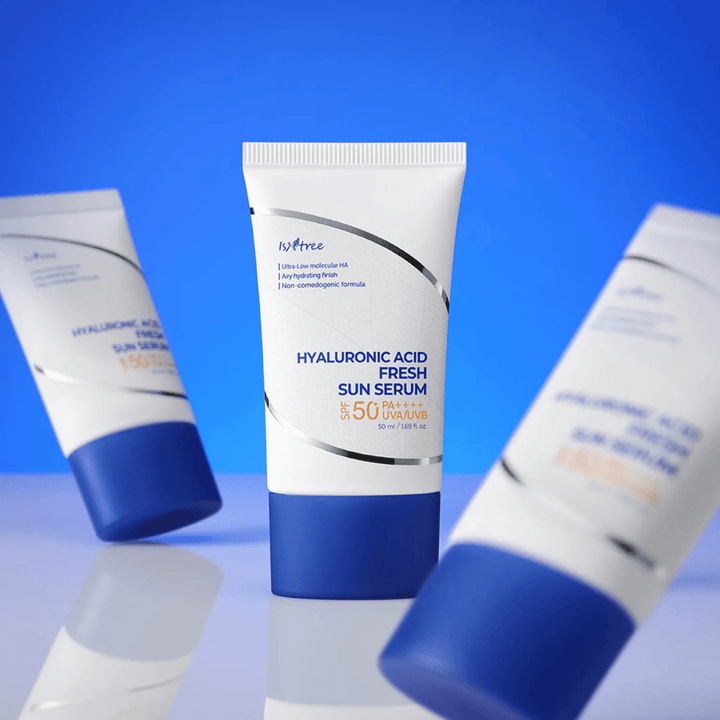 Isntree Hyaluronic Acid Fresh Sun Serum protège avec SPF50+ PA++++ tout en hydratant intensément avec de l'acide hyaluronique de différentes tailles moléculaires.