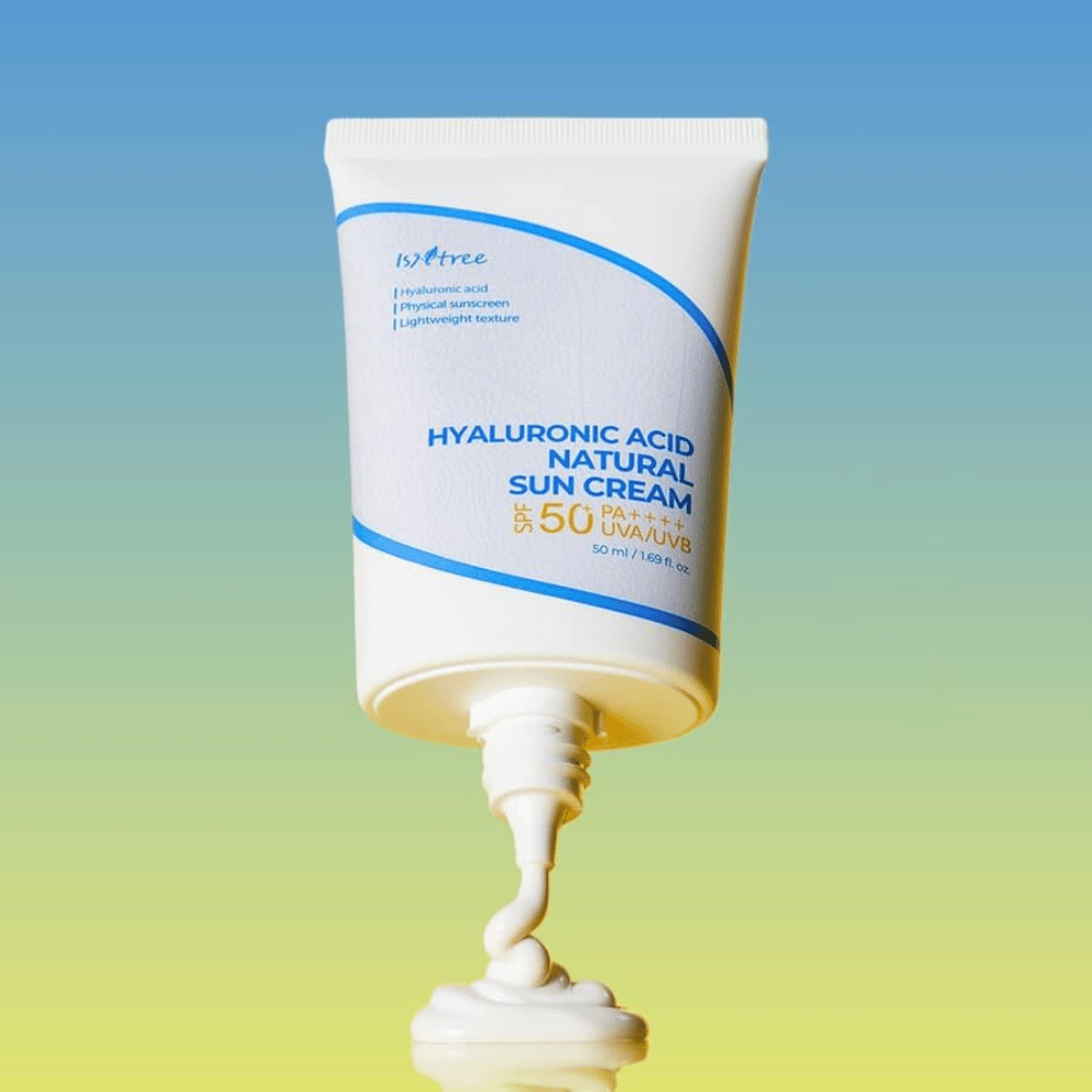 Isntree Hyaluronic Acid Natural Sun Cream est une crème solaire avec SPF50+ PA++++ qui offre une protection forte contre les rayons UVA et UVB. Elle contient de l'acide hyaluronique qui hydrate en profondeur, tandis que le filtre physique est doux pour les peaux sensibles.