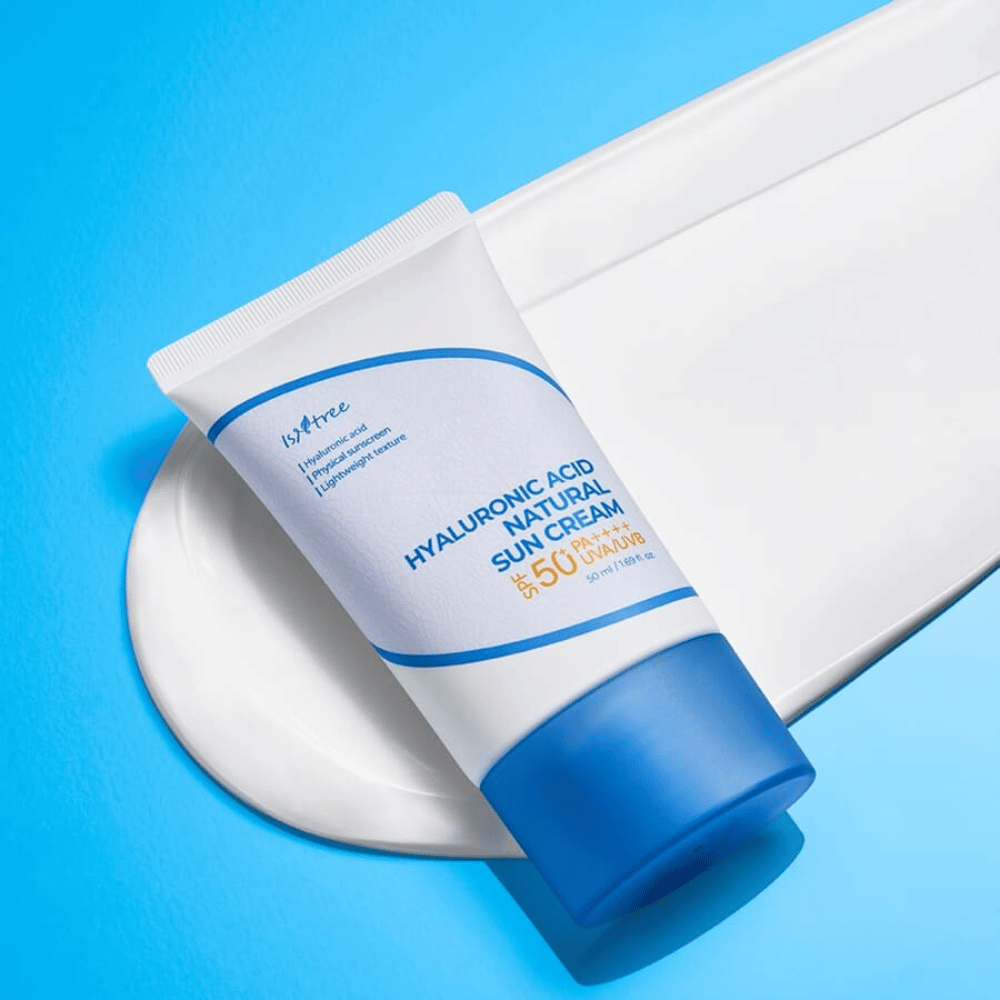 Isntree Hyaluronic Acid Natural Sun Cream est une crème solaire physique avec SPF50+ PA++++ qui protège la peau des rayons UV tout en hydratant avec de l'acide hyaluronique. Sa formule légère convient aux peaux sensibles et ne laisse pas de film blanc.