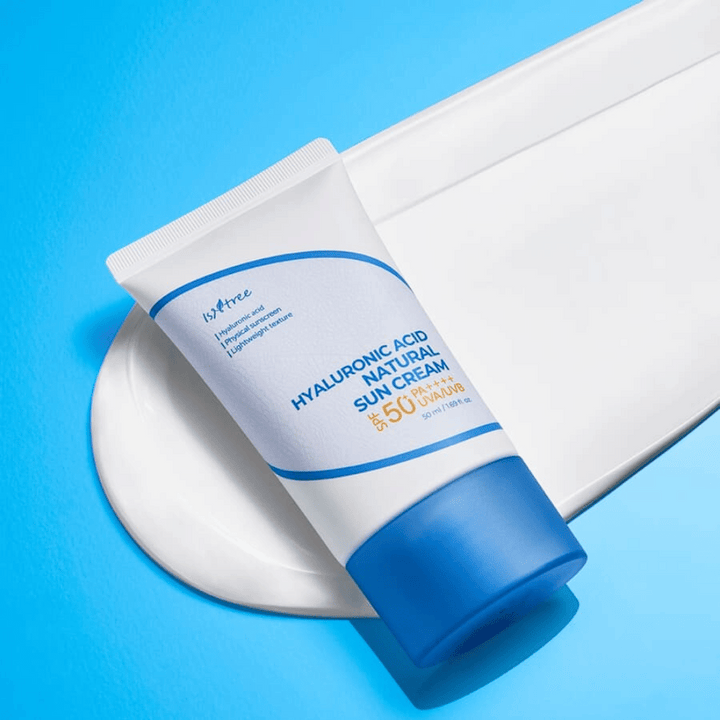 Isntree Hyaluronic Acid Natural Sun Cream est une crème solaire physique avec SPF50+ PA++++ qui protège la peau des rayons UV tout en hydratant avec de l'acide hyaluronique. Sa formule légère convient aux peaux sensibles et ne laisse pas de film blanc.