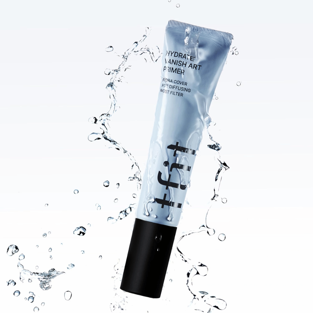 TFIT Hydrate Vanish Art Primer dans un tube bleu entouré d'éclaboussures d'eau, symbolisant les propriétés hydratantes du produit et la sensation de fraîcheur lors de l'application.