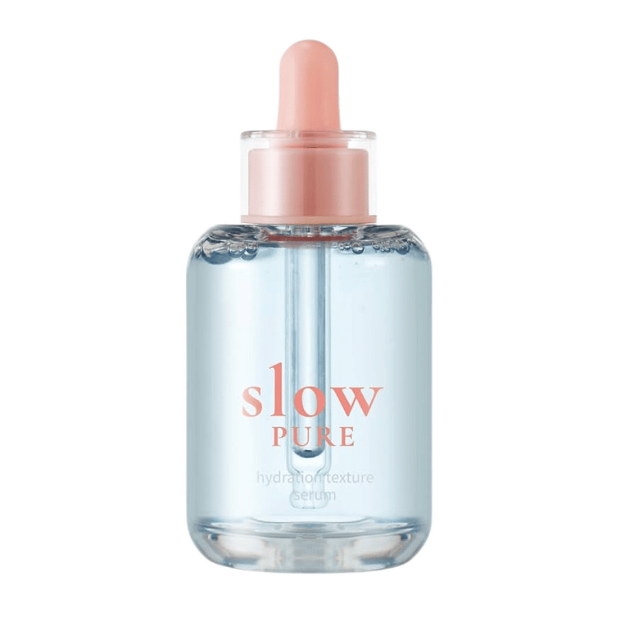 Slow Pure Hydration Texture Serum dans une bouteille en verre clair avec pipette, remplie de sérum bleu hydratant.