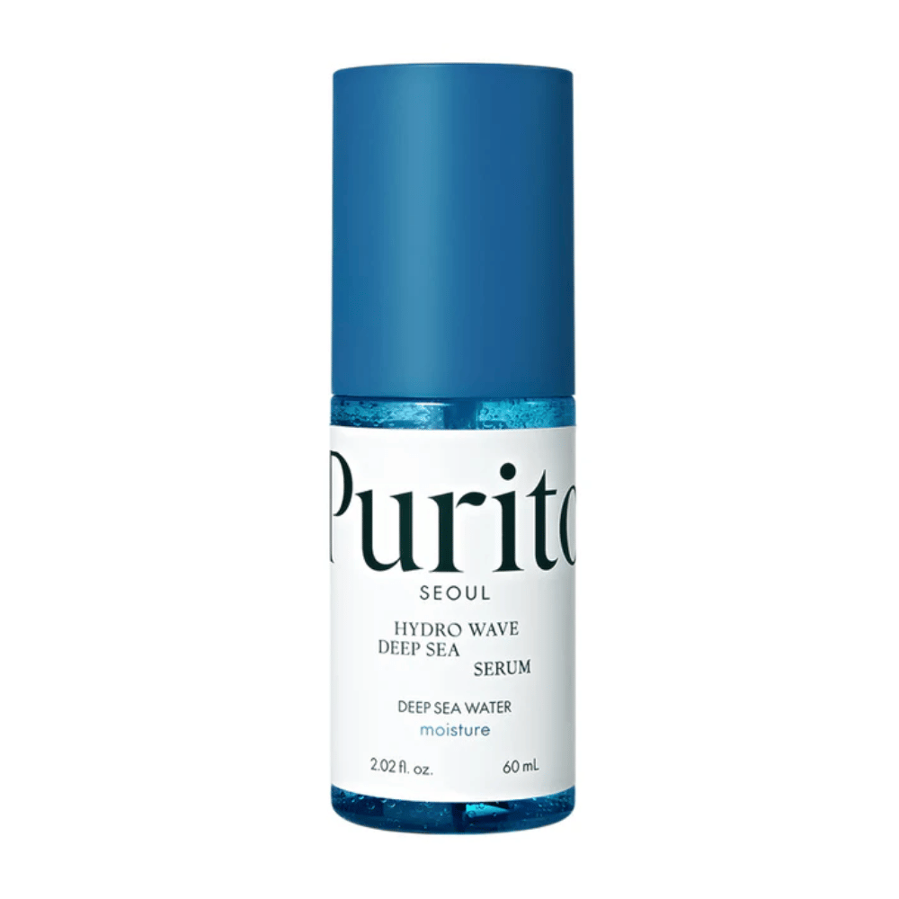 Une image de produit de Purito Hydro Wave Deep Sea Serum. La bouteille est transparente avec un bouchon bleu et contient un sérum bleu profond. Le texte sur l'étiquette indique que le produit fait 60 ml et qu'il offre des propriétés hydratantes avec de l'eau profonde. Le design est épuré et moderne.