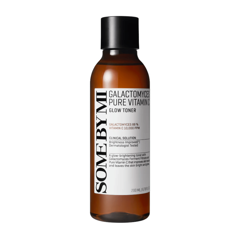 Image de SOME BY MI Galactomyces Pure Vitamin C Glow Toner. Le produit est présenté dans un flacon transparent avec un bouchon noir et un étiquetage clair. Il contient 88% de galactomyces et 10 000 ppm de vitamine C, ce qui donne un teint plus lumineux et améliore l'éclat de la peau. Le contenu du flacon est testé dermatologiquement.