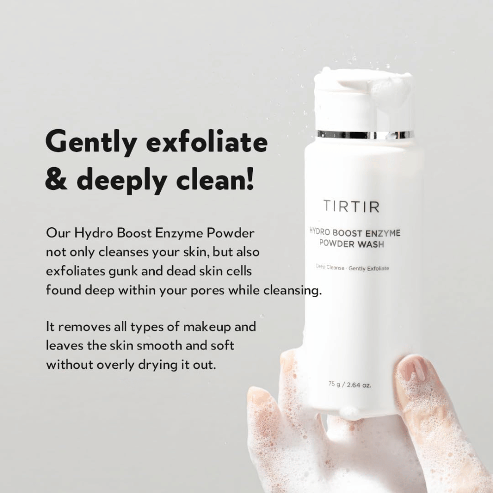 Une main tient une bouteille de TIRTIR Hydro Boost Enzyme Powder Wash, un produit de soin de la peau qui exfolie et nettoie en profondeur. La bouteille est blanche avec du texte et une mousse blanche se forme dans la main.