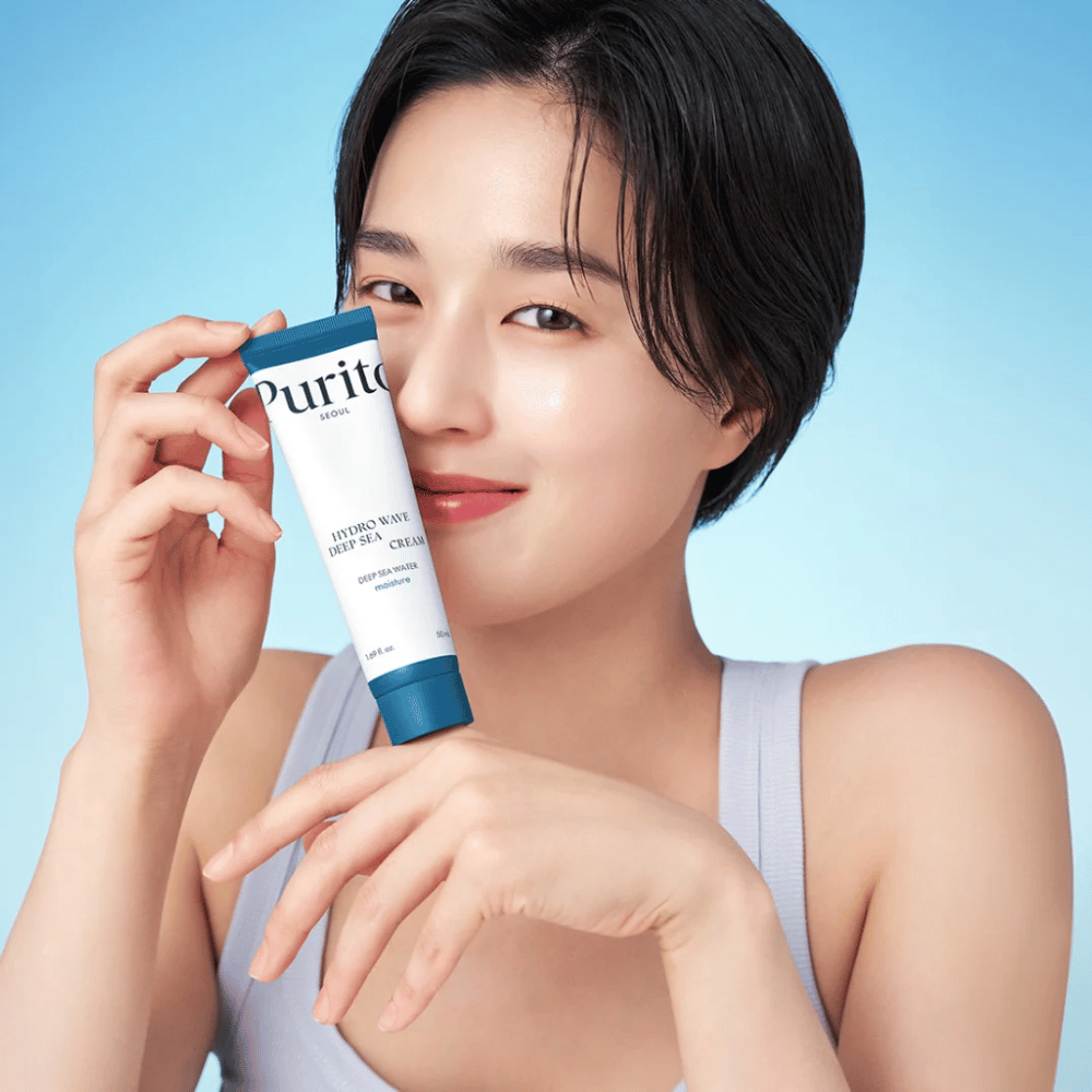 Purito Hydro Wave Deep Sea Cream est une crème pour le visage intensément hydratante qui contient de l'eau de mer profonde, aidant à fournir à la peau une hydratation et une nutrition durables. Sa texture légère, semblable à un gel, est rapidement absorbée sans laisser de sensation collante, ce qui la rend idéale pour un usage quotidien.