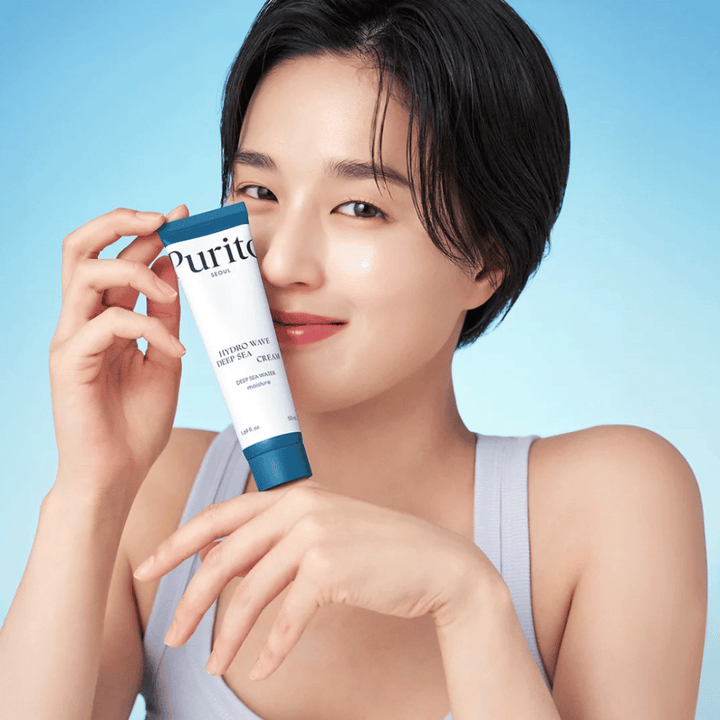Purito Hydro Wave Deep Sea Cream est une crème pour le visage intensément hydratante qui contient de l'eau de mer profonde, aidant à fournir à la peau une hydratation et une nutrition durables. Sa texture légère, semblable à un gel, est rapidement absorbée sans laisser de sensation collante, ce qui la rend idéale pour un usage quotidien.
