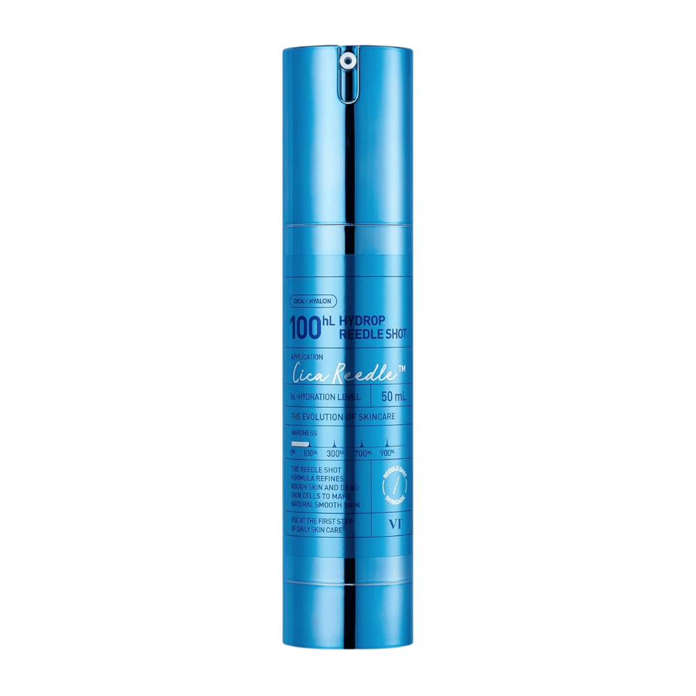 Bouteille cylindrique bleue VT Cica Hyalon Hydrop Reedle Shot 100hL, 50 ml, avec pompe et détails argentés, debout sur fond blanc.