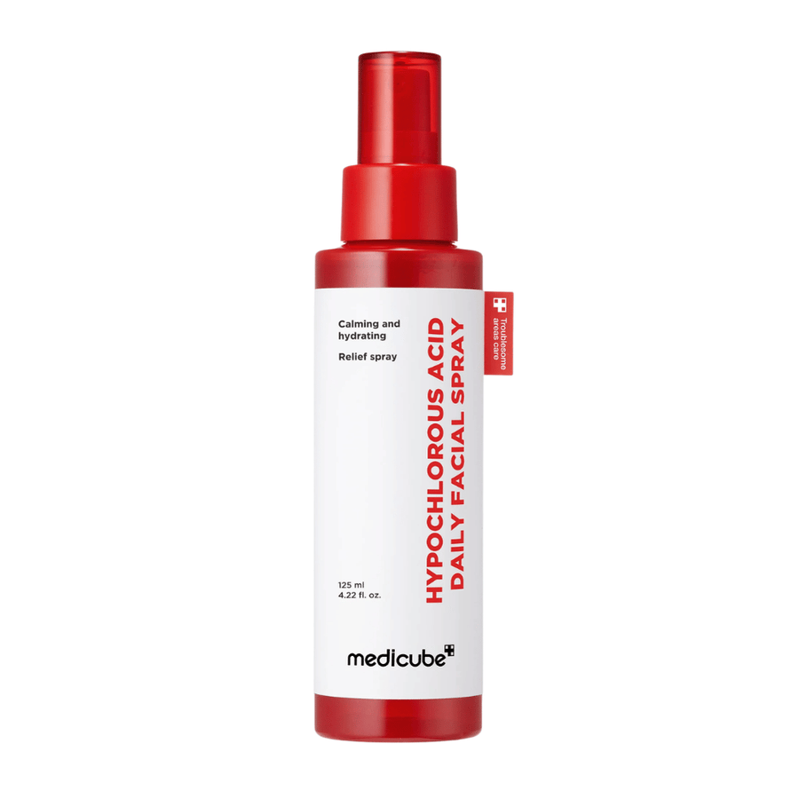Image produit détourée de Medicube Hypochlorous Acid Daily Facial Spray sur fond clair. Le design rouge et blanc du flacon est au centre de l’attention et montre l’apparence propre et professionnelle du produit.