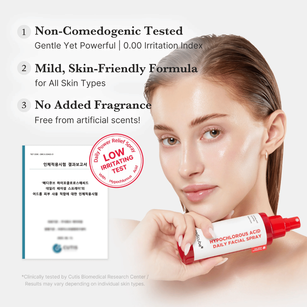 Modèle tenant Medicube Hypochlorous Acid Daily Facial Spray avec des informations indiquant que le produit a été testé pour une faible irritation, est sans parfum et convient à tous les types de peau. Un certificat de test est visible en arrière-plan pour renforcer la crédibilité du produit.