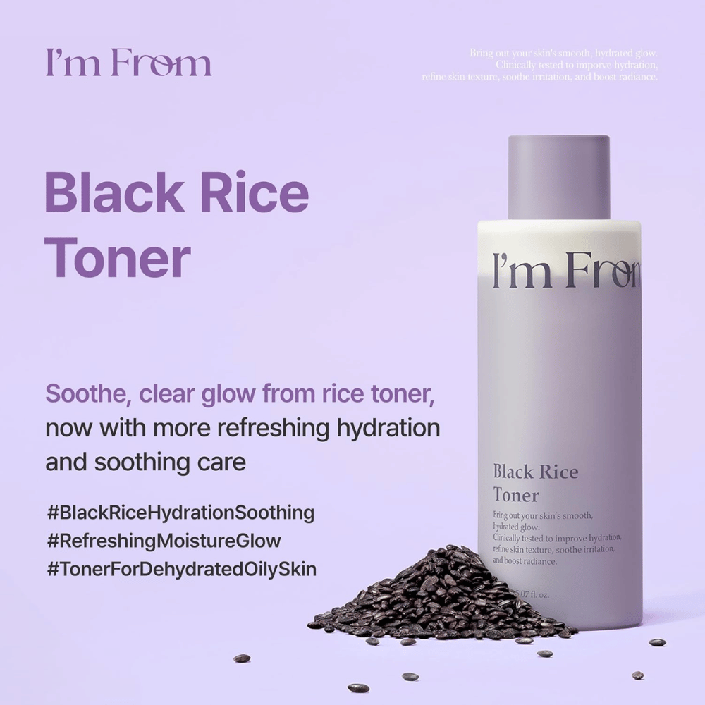 I'm From Black Rice Toner 150 ml au riz noir, toner hydratant dans un flacon violet avec des grains de riz sur fond lilas clair.