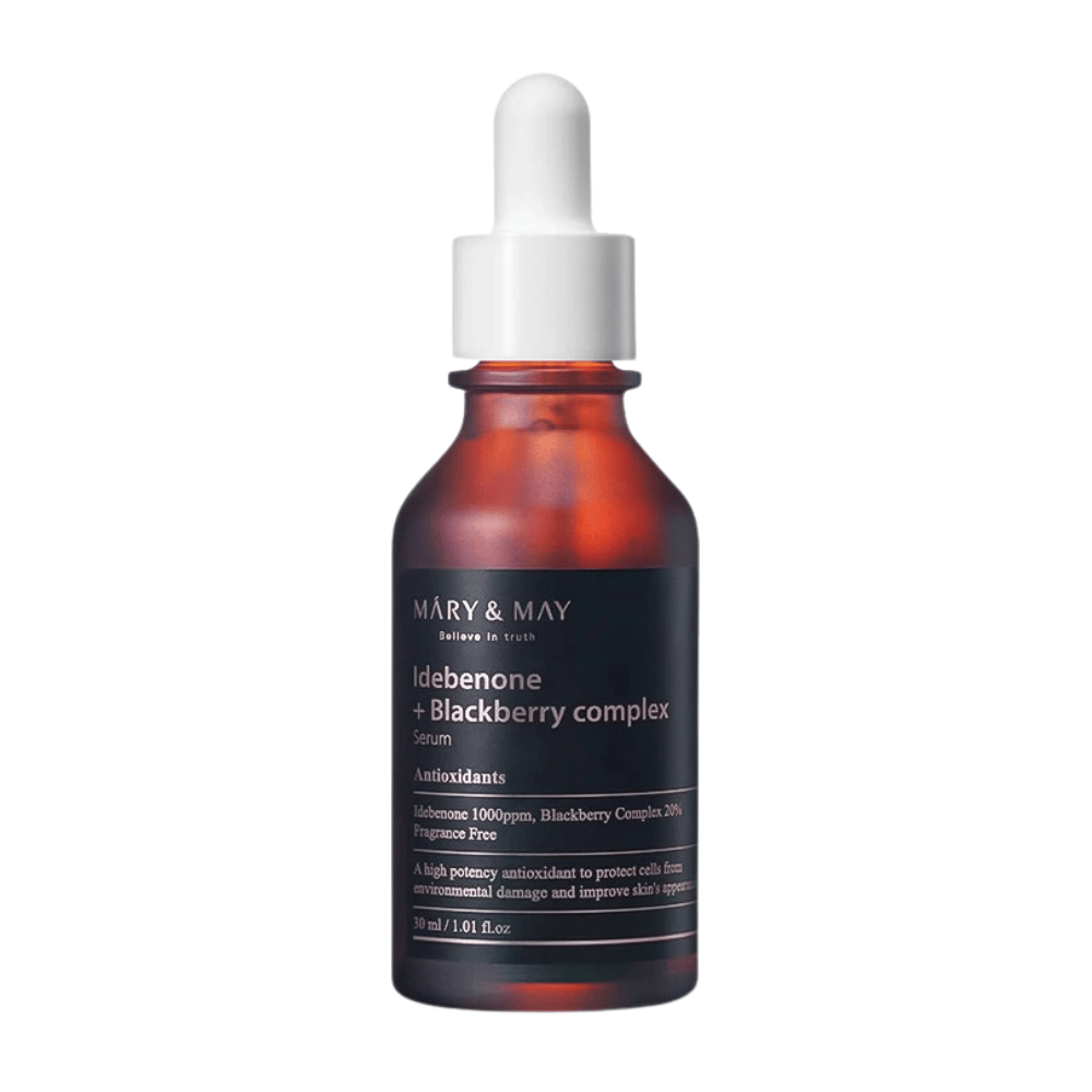 Image de MARY & MAY Idebenone + Blackberry Complex Serum dans une élégante bouteille en verre foncé. Le sérum contient 1000 ppm d'idébénone et 20% de complexe de mûre, offrant de puissants antioxydants pour protéger la peau des dommages environnementaux et améliorer son apparence. Le design de la bouteille met en valeur la qualité et l'efficacité du produit.