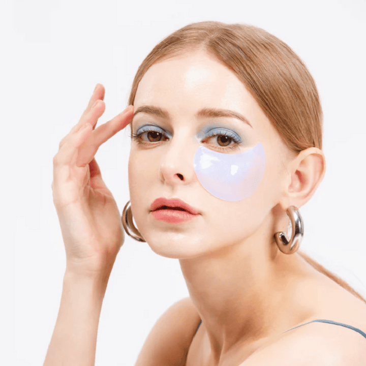 Mannequin portant un patch hydrogel pour les yeux scintillant bleu sous l'œil pour un effet rafraîchissant.