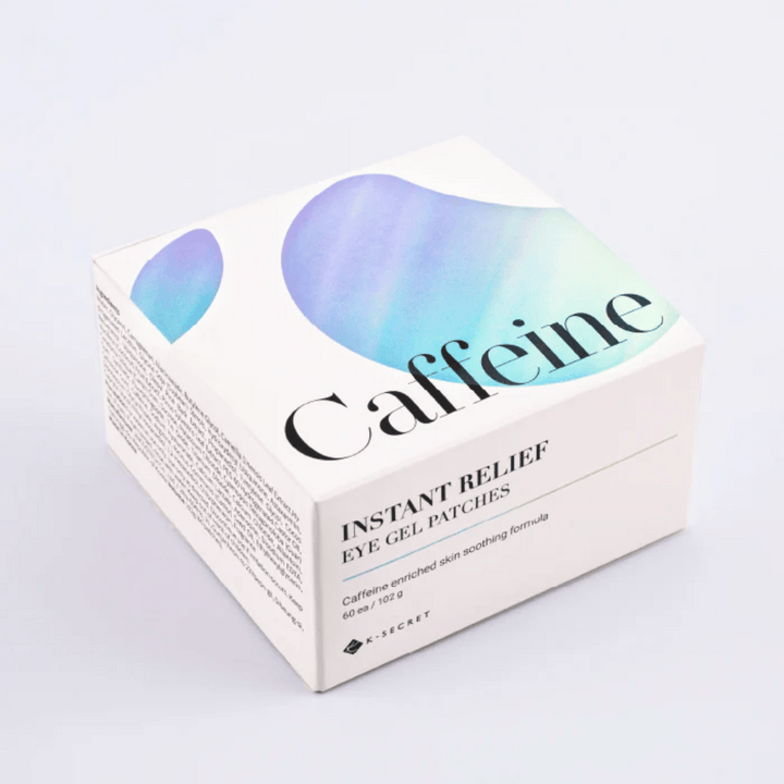 Emballage de K-Secret Instant Relief Eye Gel Patches avec caféine en design blanc avec des tons bleus et verts.