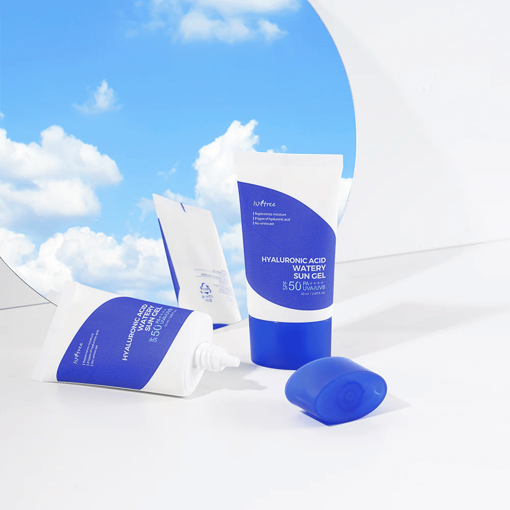 Un ensemble Isntree Hyaluronic Acid Watery Sun Gel Set sur un fond blanc.