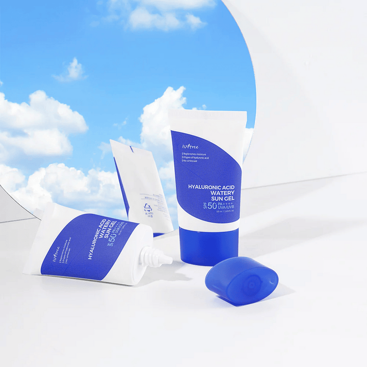 Un ensemble Isntree Hyaluronic Acid Watery Sun Gel Set sur un fond blanc.