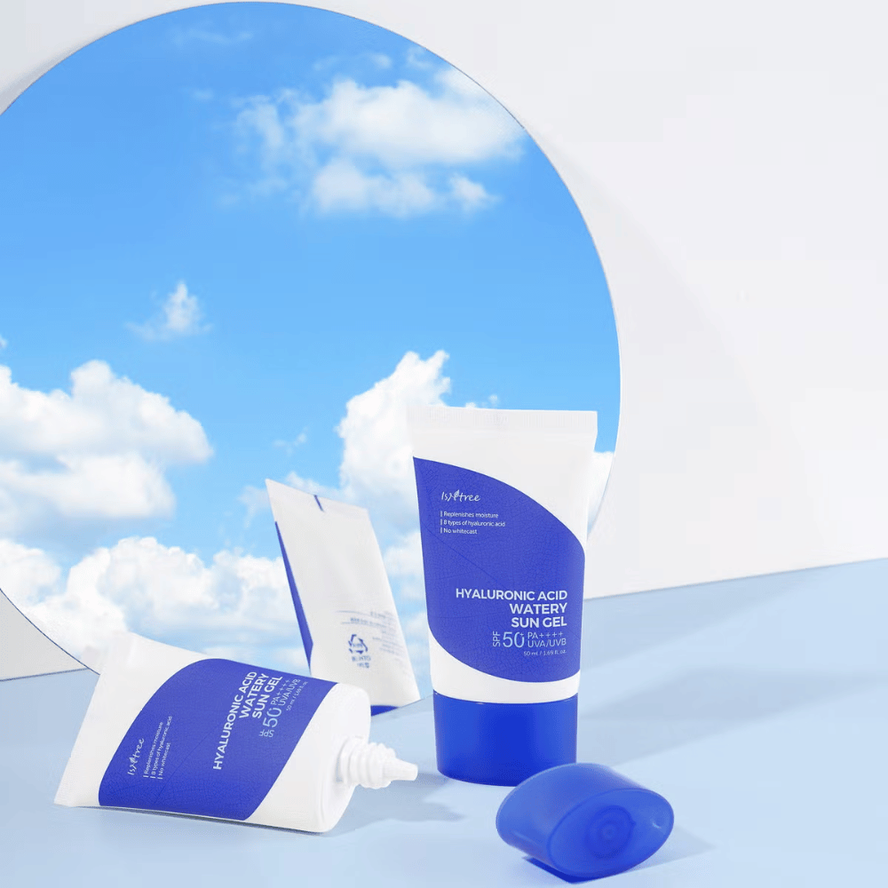 Un ensemble de soins de la peau Hyaluronic Acid Watery Sun Gel bleu et blanc de 50 ml avec SPF50+ sur fond blanc de Isntree.