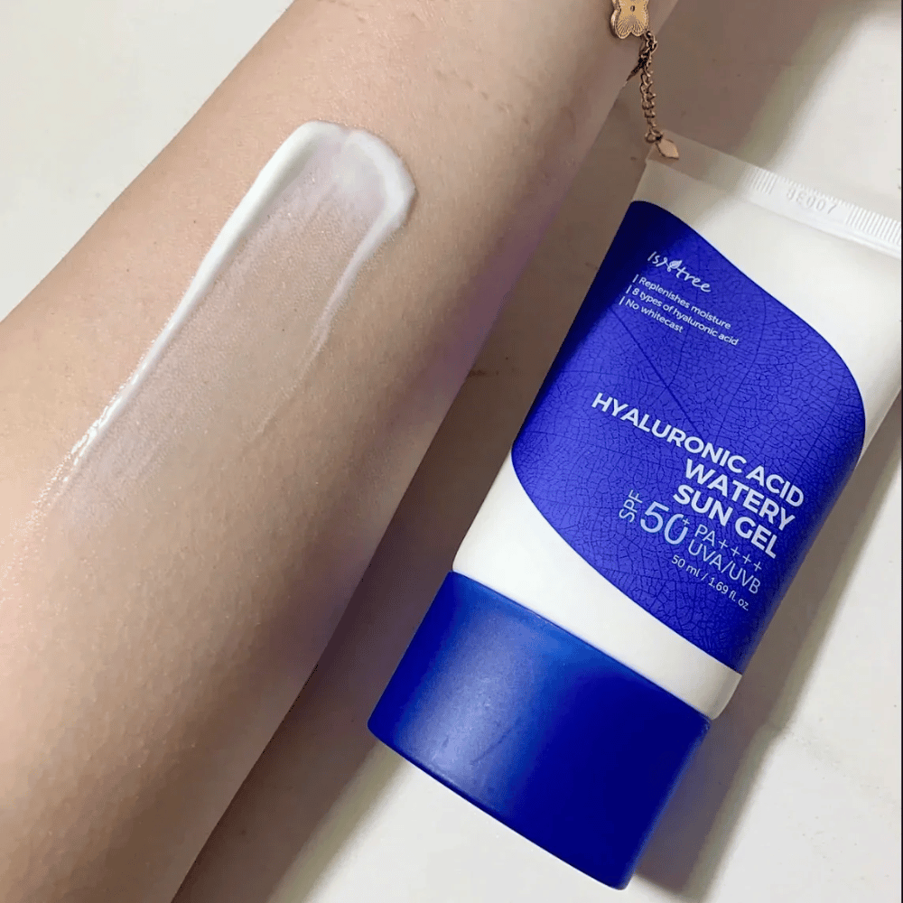 Isntree Hyaluronic Acid Watery Sun Gel SPF50+ PA++++ 50ml – crème solaire hydratante avec acide hyaluronique, présentée sur la peau sans effet blanc.