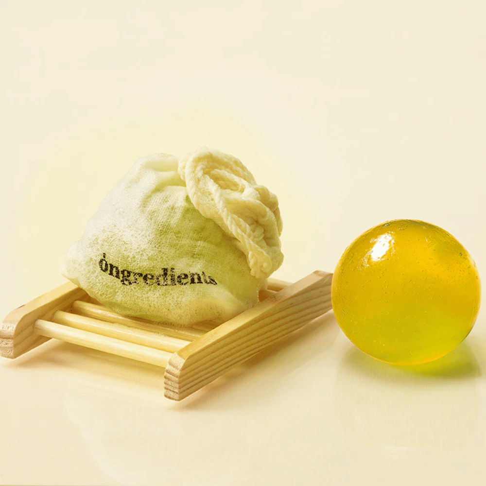Ongredients Jeju Cica Cleansing Ball – nettoyant solide avec sac en tissu, doux pour la peau et fabriqué avec des ingrédients à base de plantes.