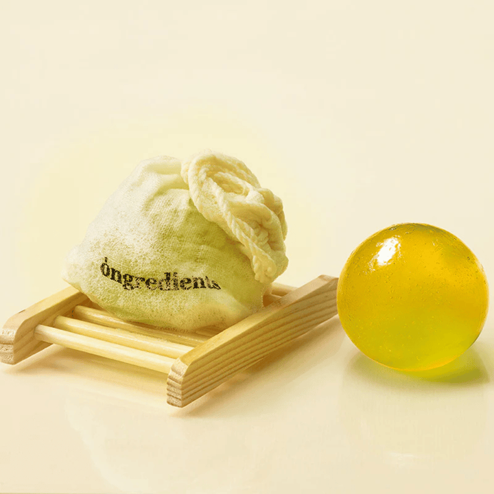 Ongredients Jeju Cica Cleansing Ball – nettoyant solide avec sac en tissu, doux pour la peau et fabriqué avec des ingrédients à base de plantes.