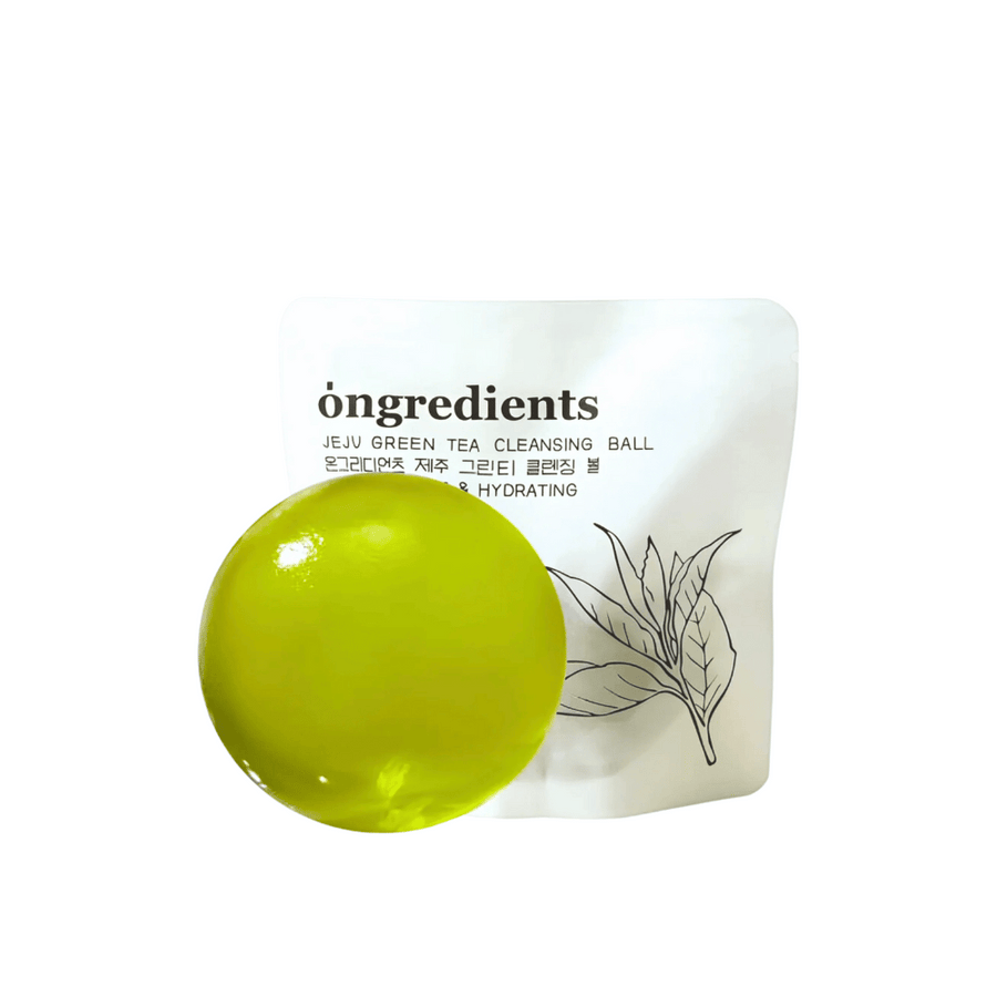 Image produit de Óngredients Jeju Green Tea Cleansing Ball devant l'emballage – nettoyage vegan qui rafraîchit et hydrate la peau.