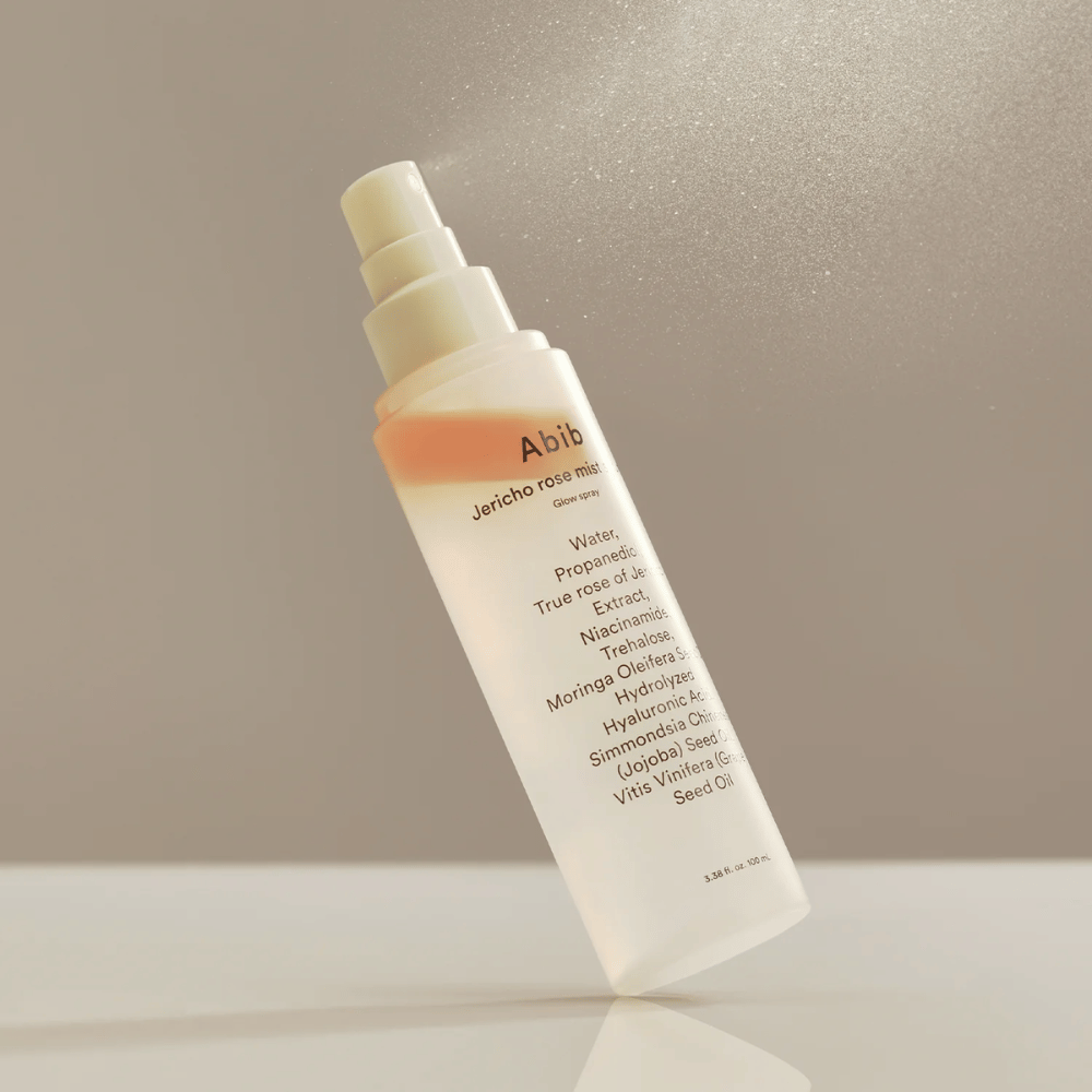 Abib Jericho Rose Mist Serum pulvérisé dans l'air. Brume légère et fraîche avec huile de rose et de moringa pour une brillance naturelle.