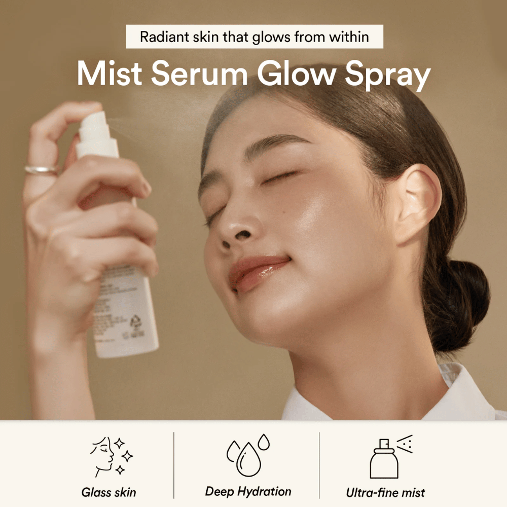 Femme pulvérise Abib Jericho Rose Mist Serum sur le visage. Brume fine qui offre une hydratation en profondeur et un effet éclatant.