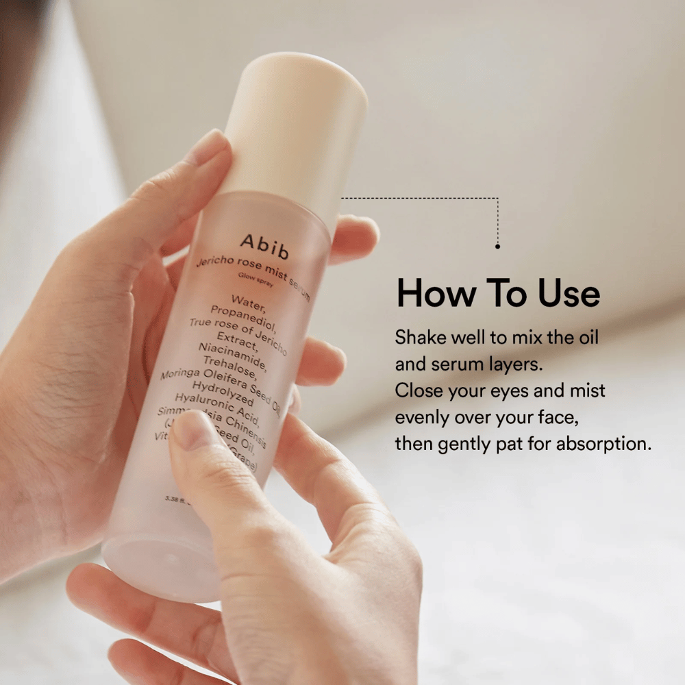 Personne tient Abib Jericho Rose Mist Serum et montre comment secouer la bouteille pour mélanger l'huile et le sérum avant utilisation.