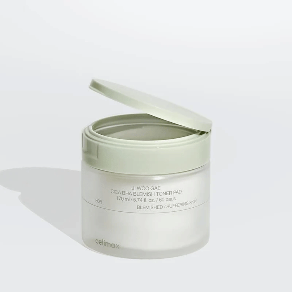 Pot ouvert de Celimax Ji Woo Gae Cica BHA Blemish Toner Pad. Tampons tonifiants doux qui apaisent et équilibrent la peau.