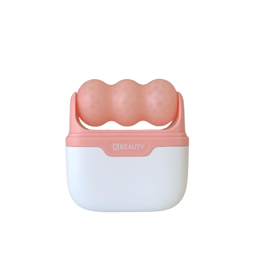 L'image montre un K-Beauty Ice Roller avec une poignée blanche et rose. Le produit a trois rouleaux arrondis et à pois de couleur rose sur le dessus, conçu pour rafraîchir et masser le visage. L'arrière-plan est entièrement blanc.
