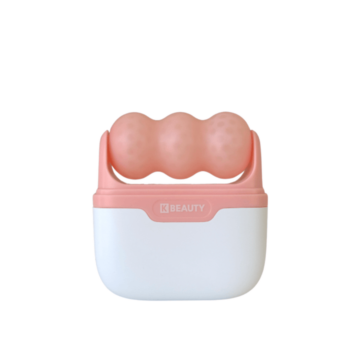 L'image montre un K-Beauty Ice Roller avec une poignée blanche et rose. Le produit a trois rouleaux arrondis et à pois de couleur rose sur le dessus, conçu pour rafraîchir et masser le visage. L'arrière-plan est entièrement blanc.