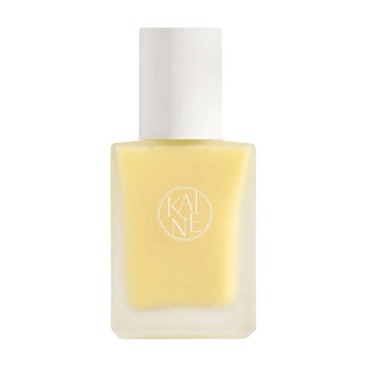 Un flacon jaune Vita Drop Serum de 30ml sur fond blanc avec KAINE produits de soins de la peau.